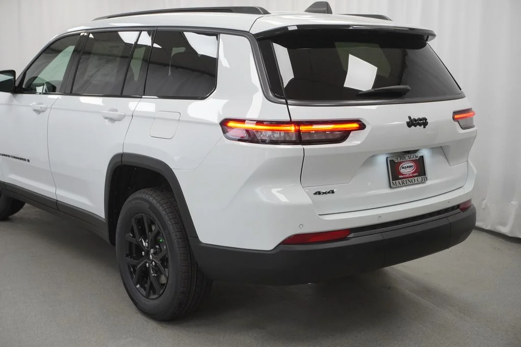 New 2026 Bright White Clear-Coat Exterior Paint Jeep Laredo image 12