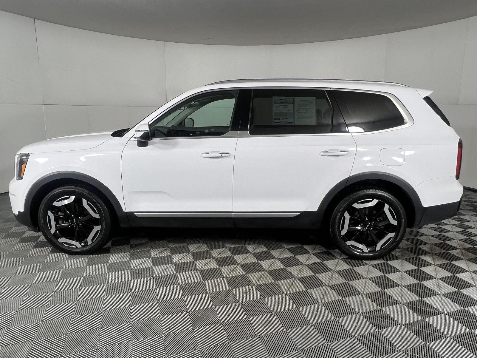 Used 2025 Glacial White Pearl Kia S image 13