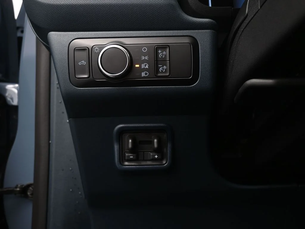 New 2025 Azure Gray Metallic Tri-Coat Ford XLT image 11