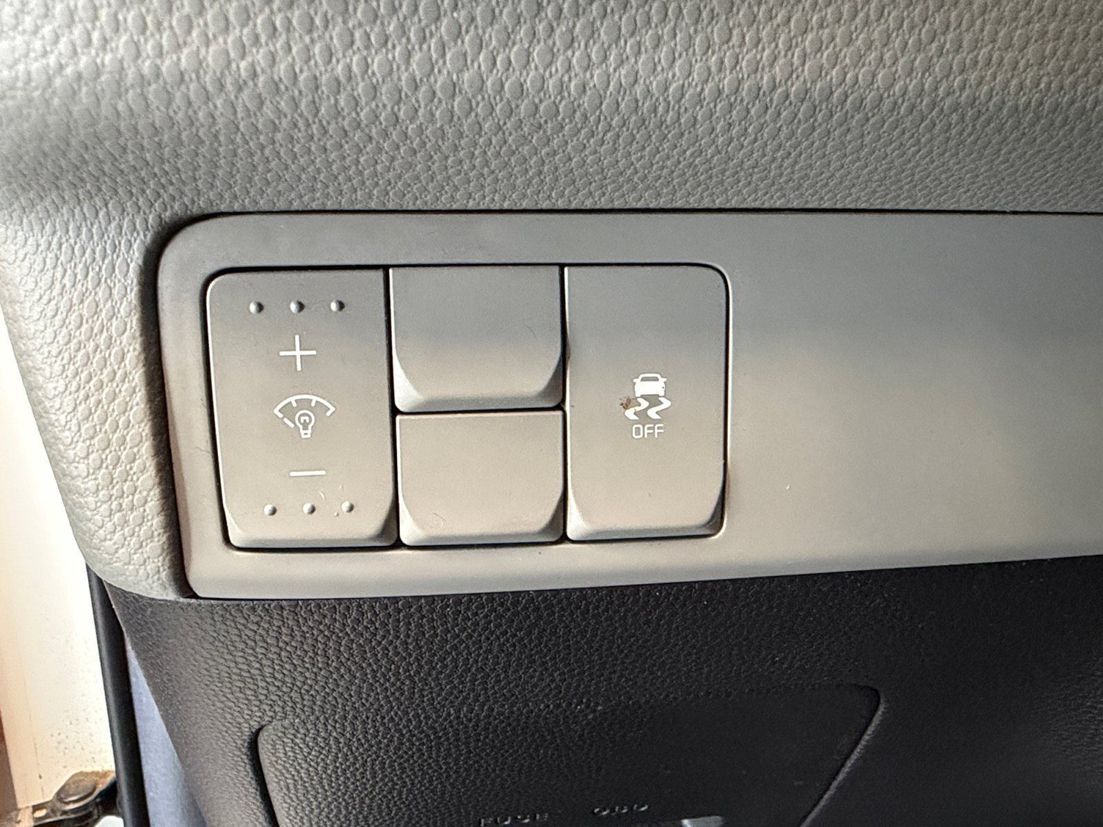 Used 2017 Clear White Kia  image 22