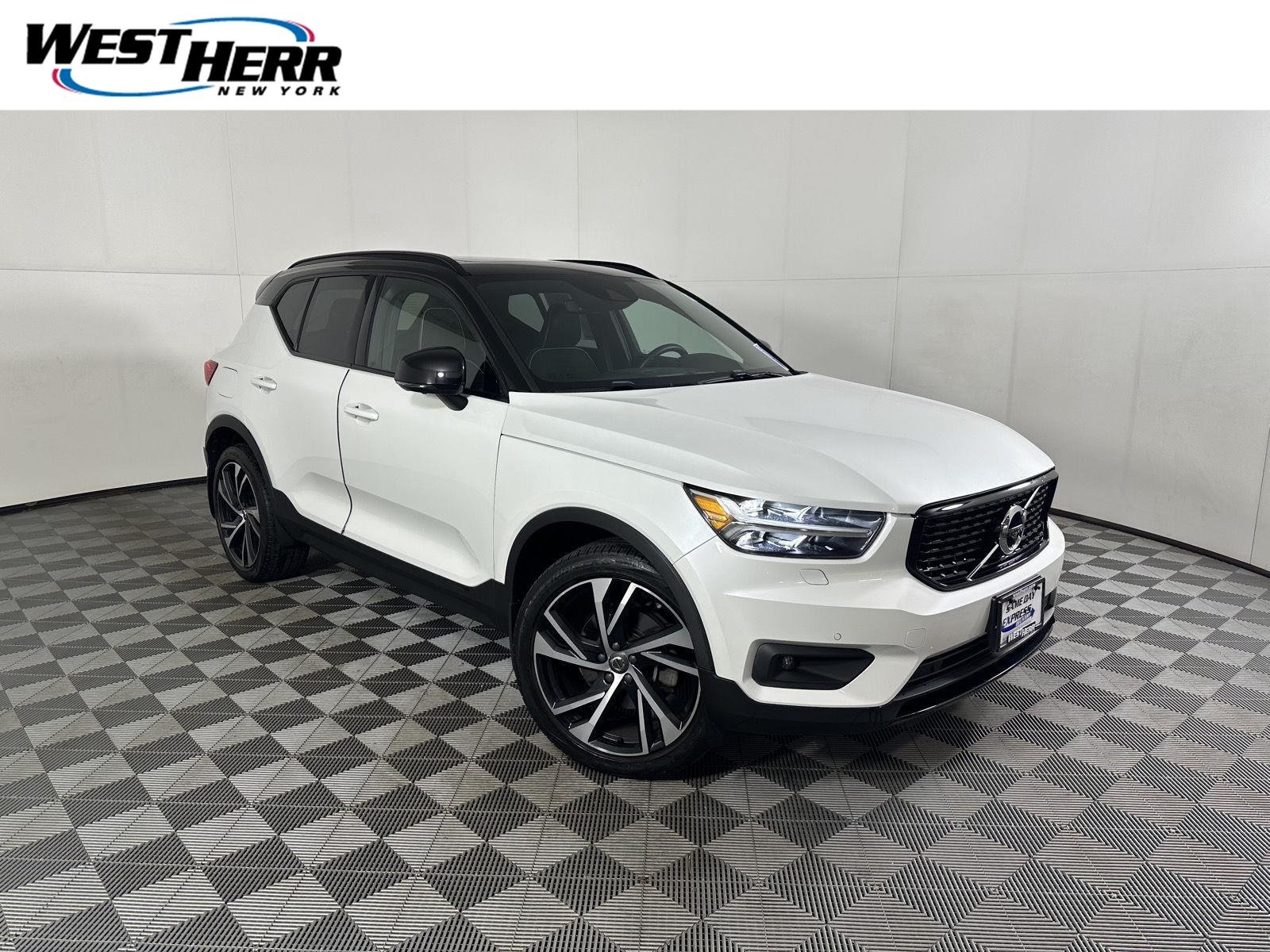 Used 2022 Crystal White Metallic Volvo R-Design image 1