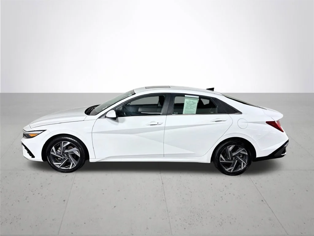Used 2025 White Hyundai SEL Convenience image 9