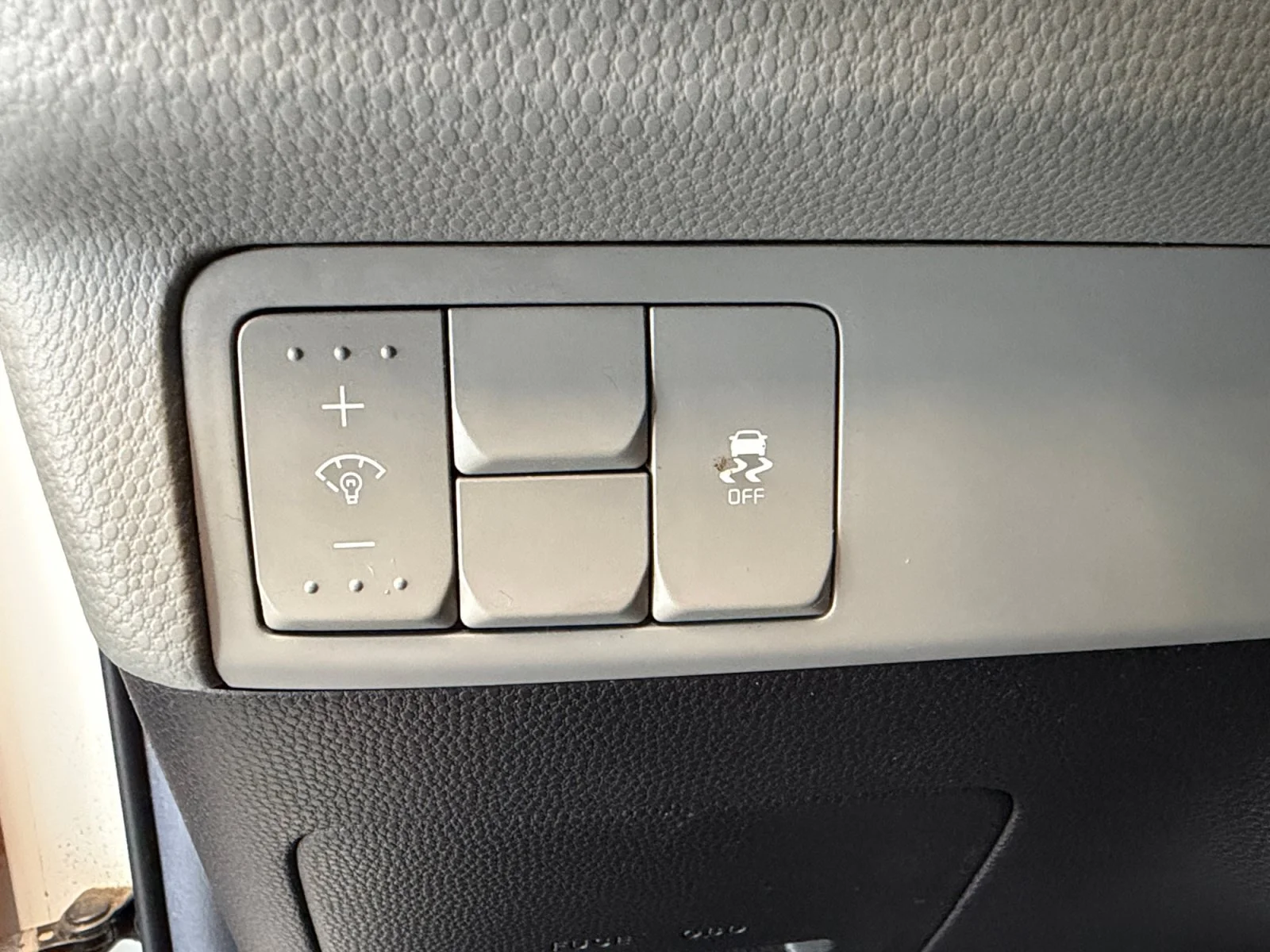 Used 2017 Clear White Kia  image 22