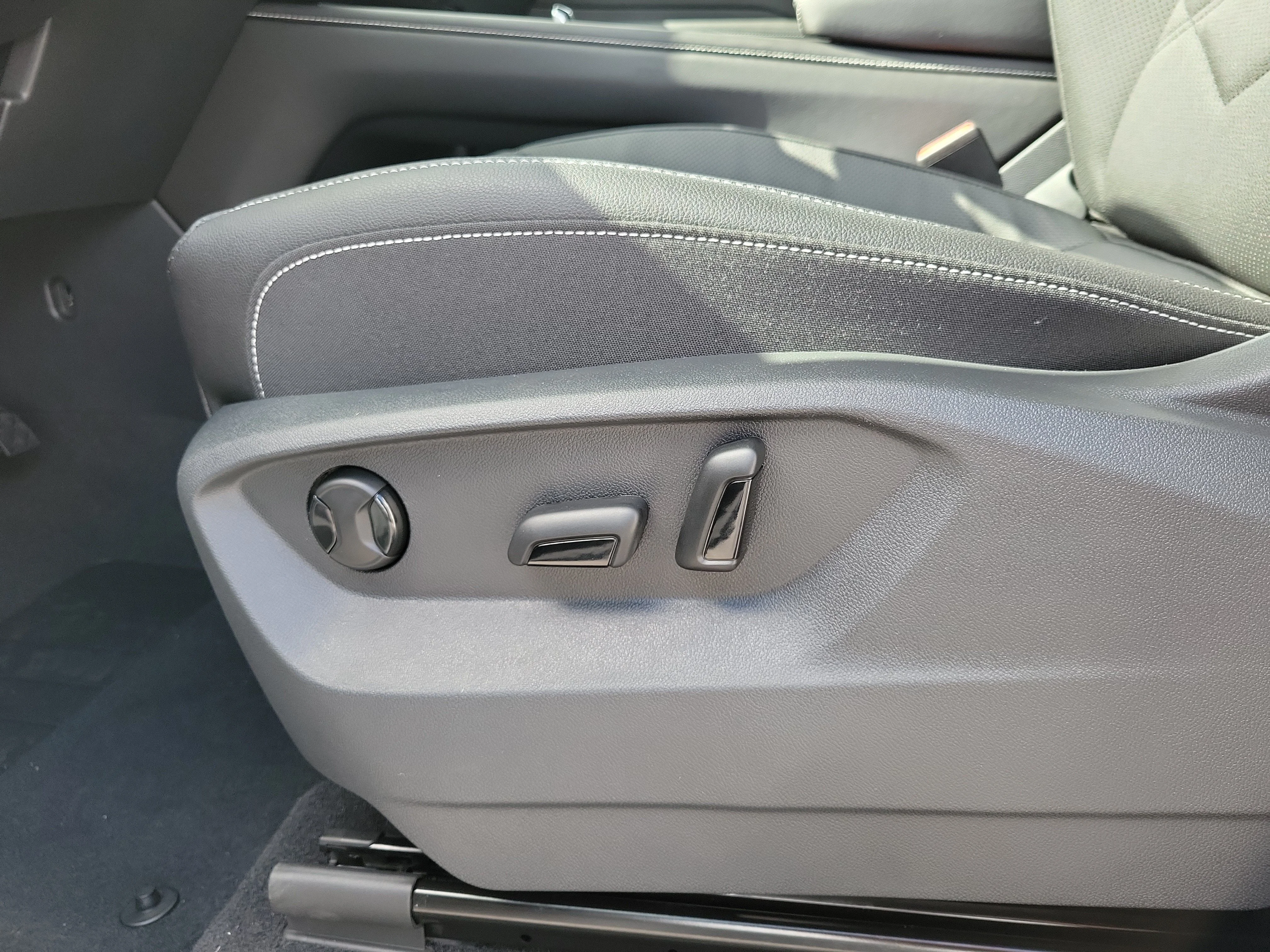 New 2026 White Volkswagen 2.0T SE image 16
