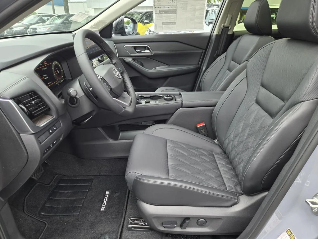 New 2026 Boulder Gray Pearl / Super Black Two-tone Nissan Platinum image 22