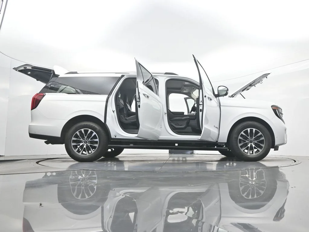 Certified Used 2025 Oxford White Ford Platinum image 46