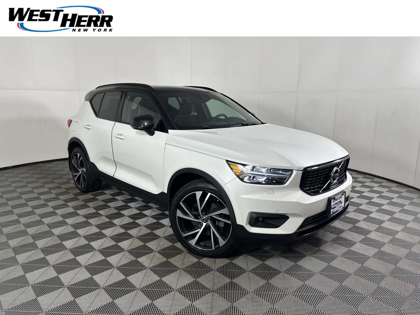 Used 2022 Crystal White Metallic Volvo R-Design image 1