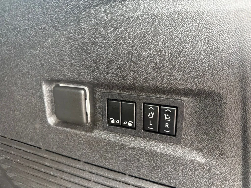 Used 2021 Cayenne Red GMC Denali image 31