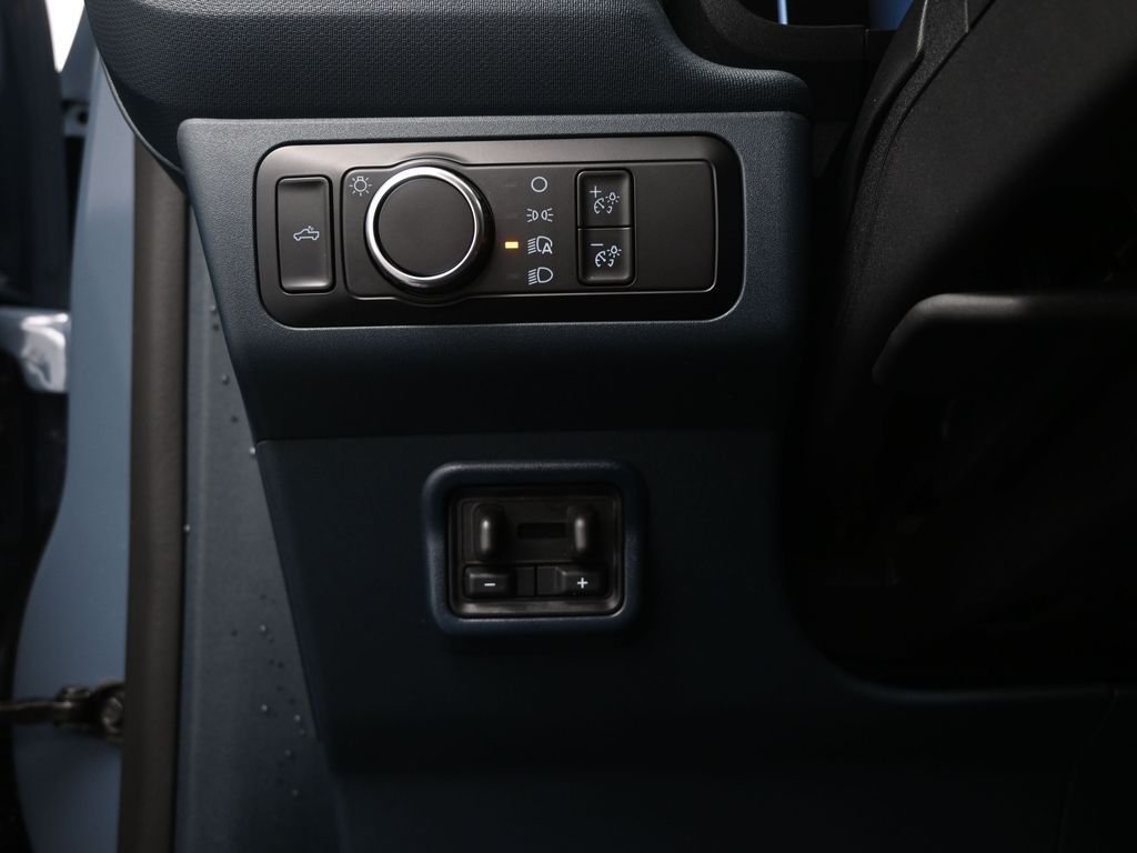 New 2025 Azure Gray Metallic Tri-Coat Ford XLT image 11