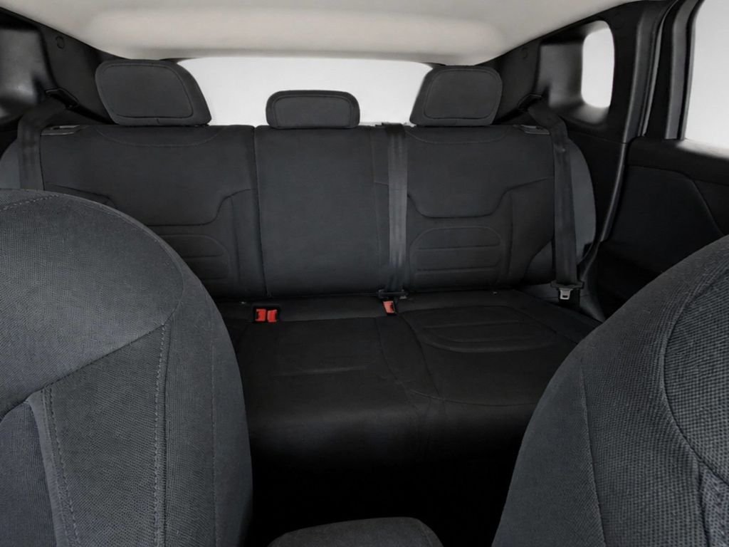 Used 2019 White Jeep Latitude image 24