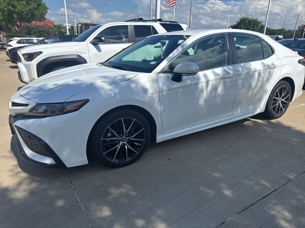 2023 Toyota Camry SE's photo