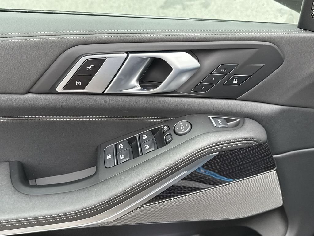 New 2026 Carbon Black Metallic BMW xDrive40i image 13