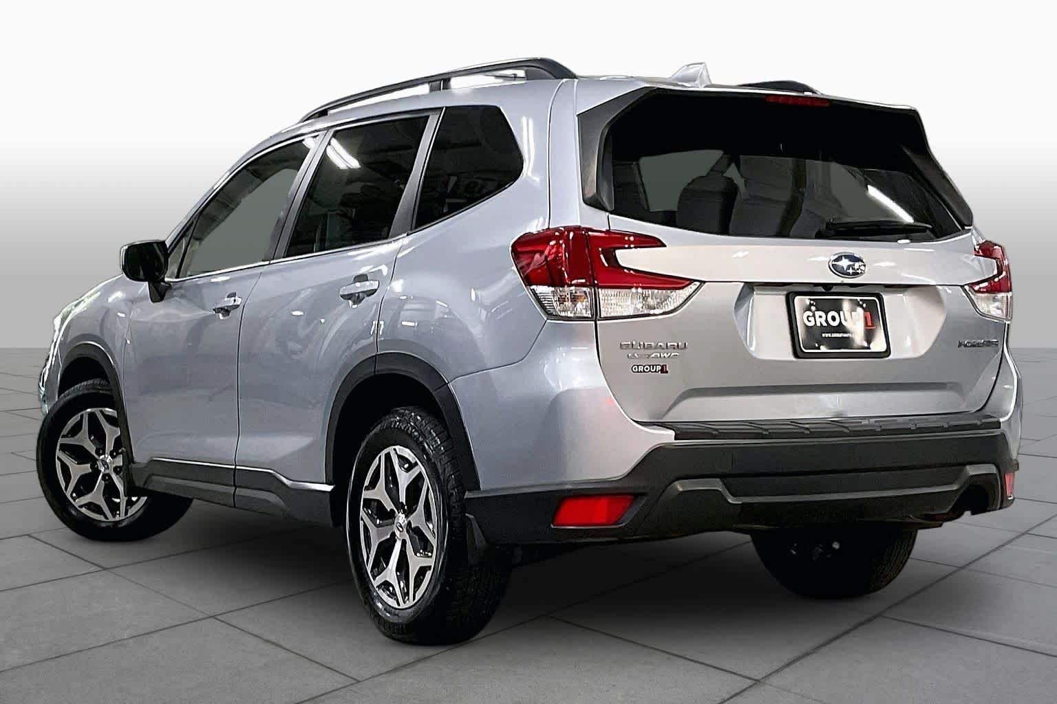 Used 2019 Ice Silver Metallic Subaru Premium image 12