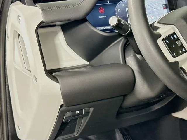 Used 2025 Fuji White Land Rover S image 10