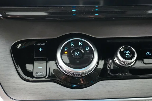 New 2027 Star White Metallic Tri-Coat Ford Platinum image 21