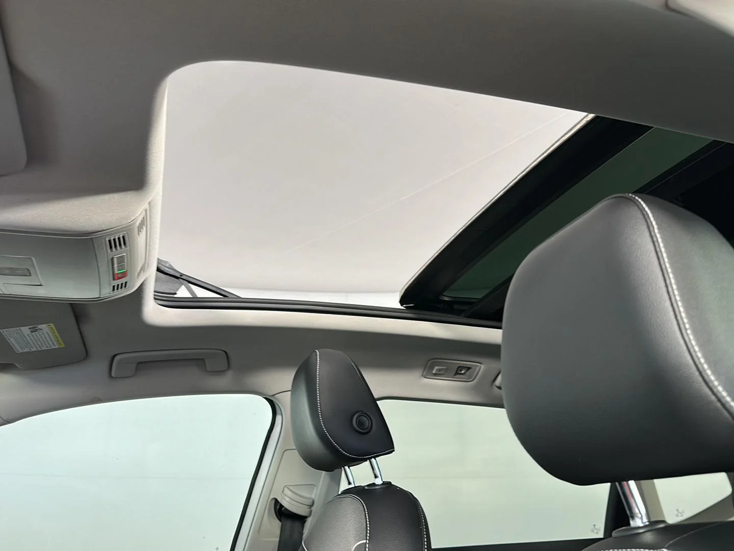 Used 2023 Pure White w/Deep Black Roof Volkswagen SE image 2
