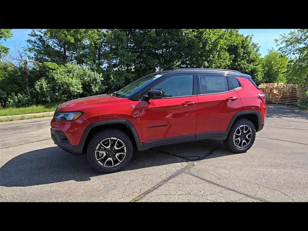New 2026 Red Hot Pearl-Coat Exterior Paint Jeep Trailhawk image 4