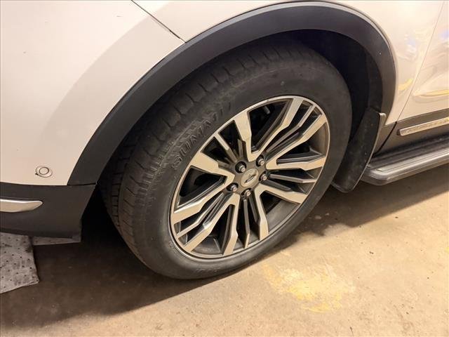 Used 2018 White Platinum Metallic Tri-Coat Ford Platinum image 2