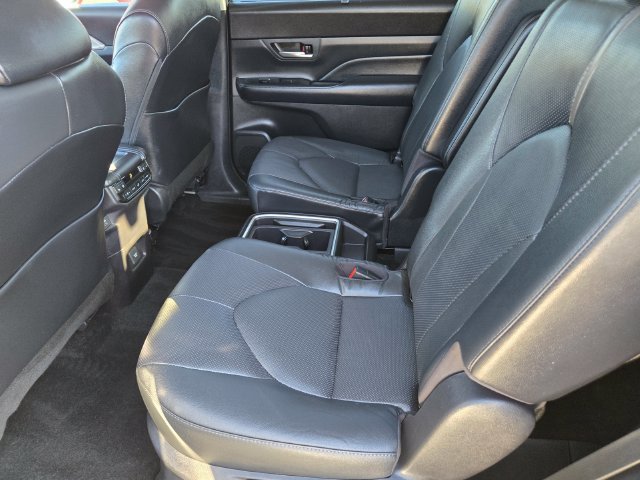 Used 2025  Toyota Platinum image 12
