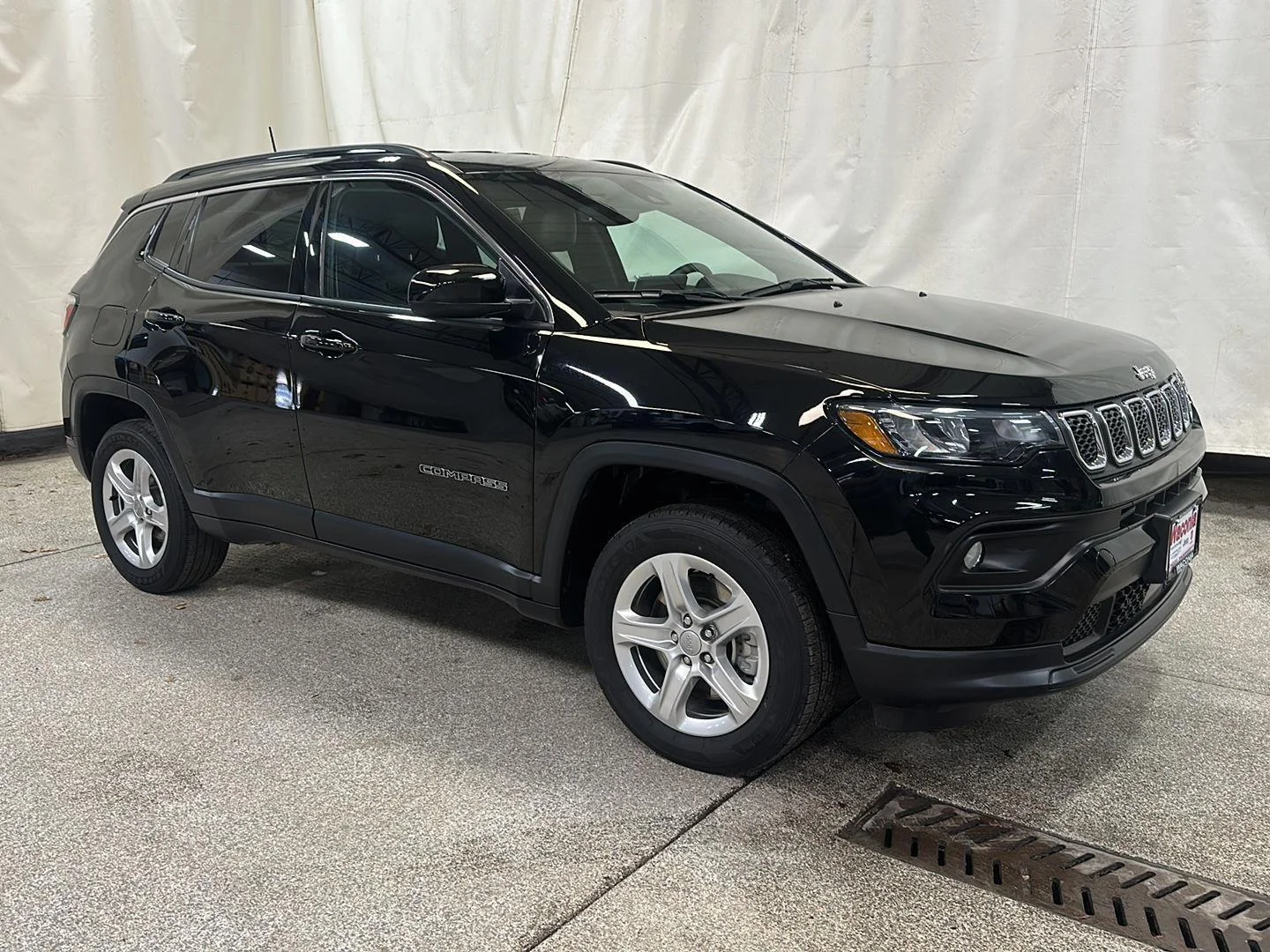 Used 2023 Diamond Black Crystal Pearlcoat Jeep Latitude image 7