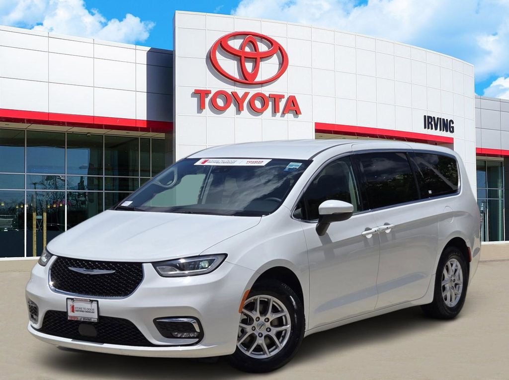 2023 Chrysler Pacifica Touring L's photo