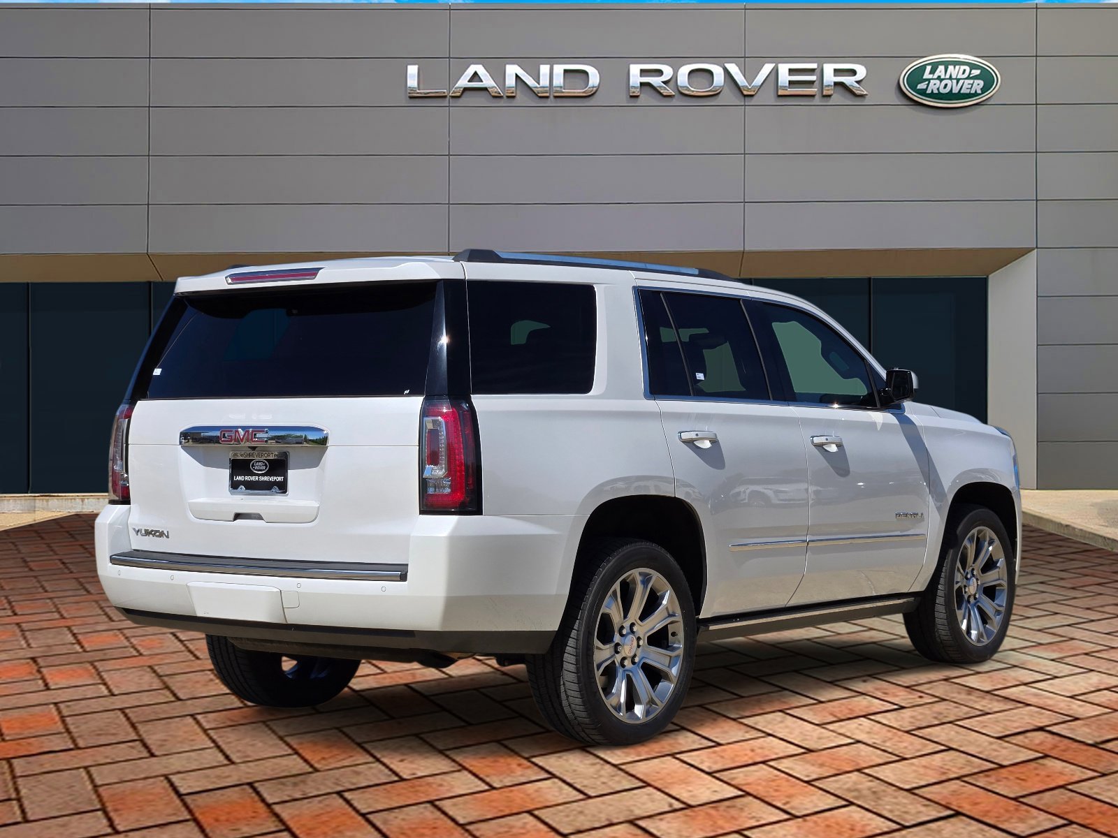 Used 2017 White Frost Tricoat GMC Denali image 4