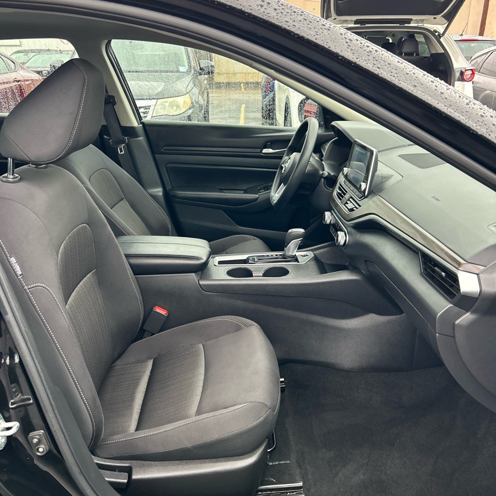 Used 2025 Super Black Nissan 2.5 SV image 5