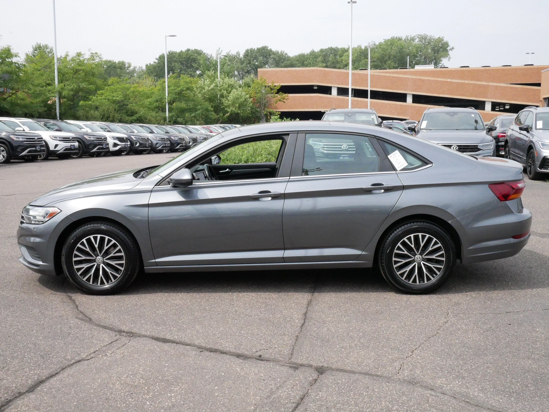 Used 2019 Platinum Gray Metallic Volkswagen SE image 4