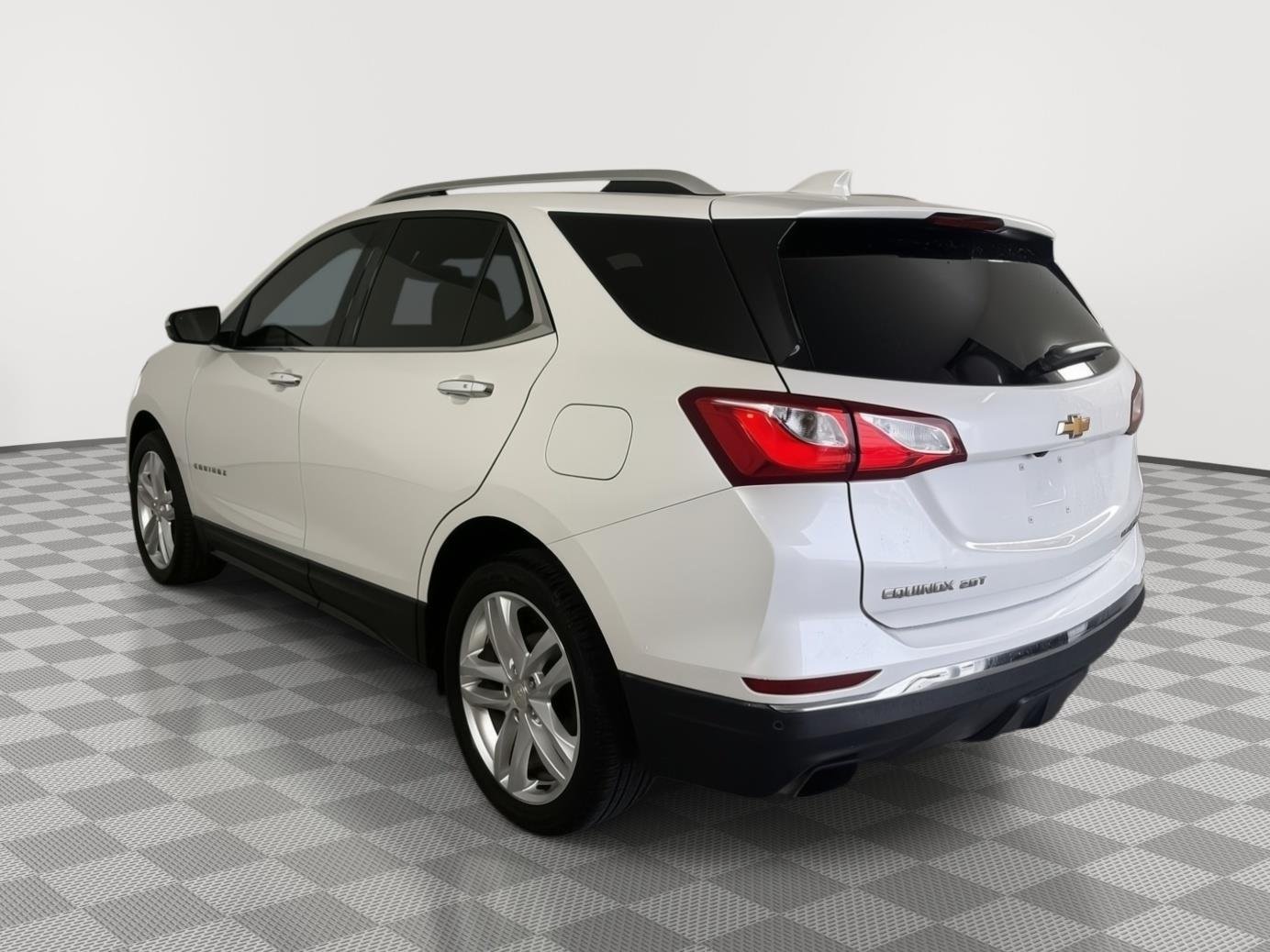 Used 2018 Iridescent Pearl Tricoat Chevrolet Premier image 9