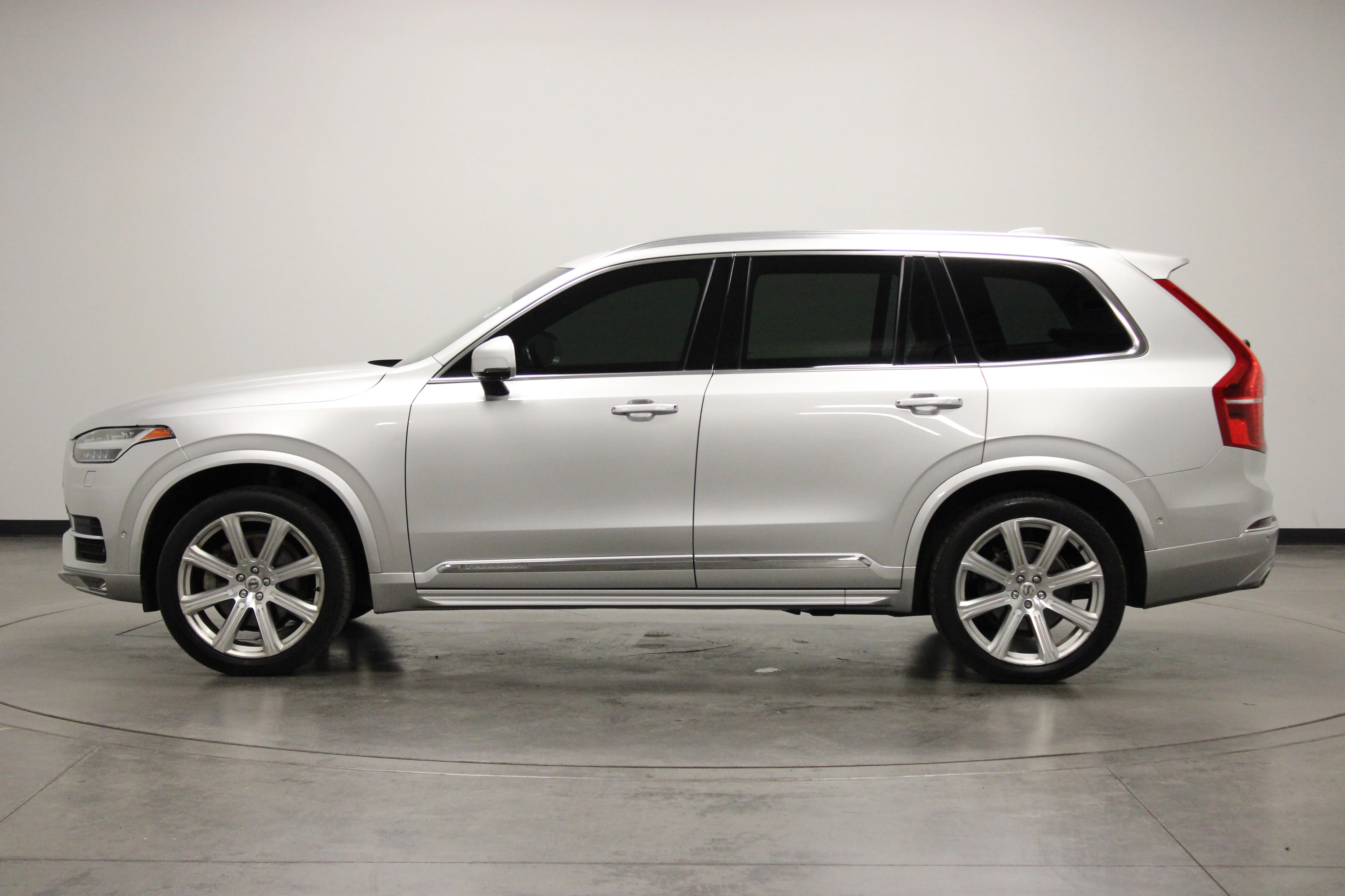 Used 2018 Bright Silver Metallic Volvo T6 Inscription image 5