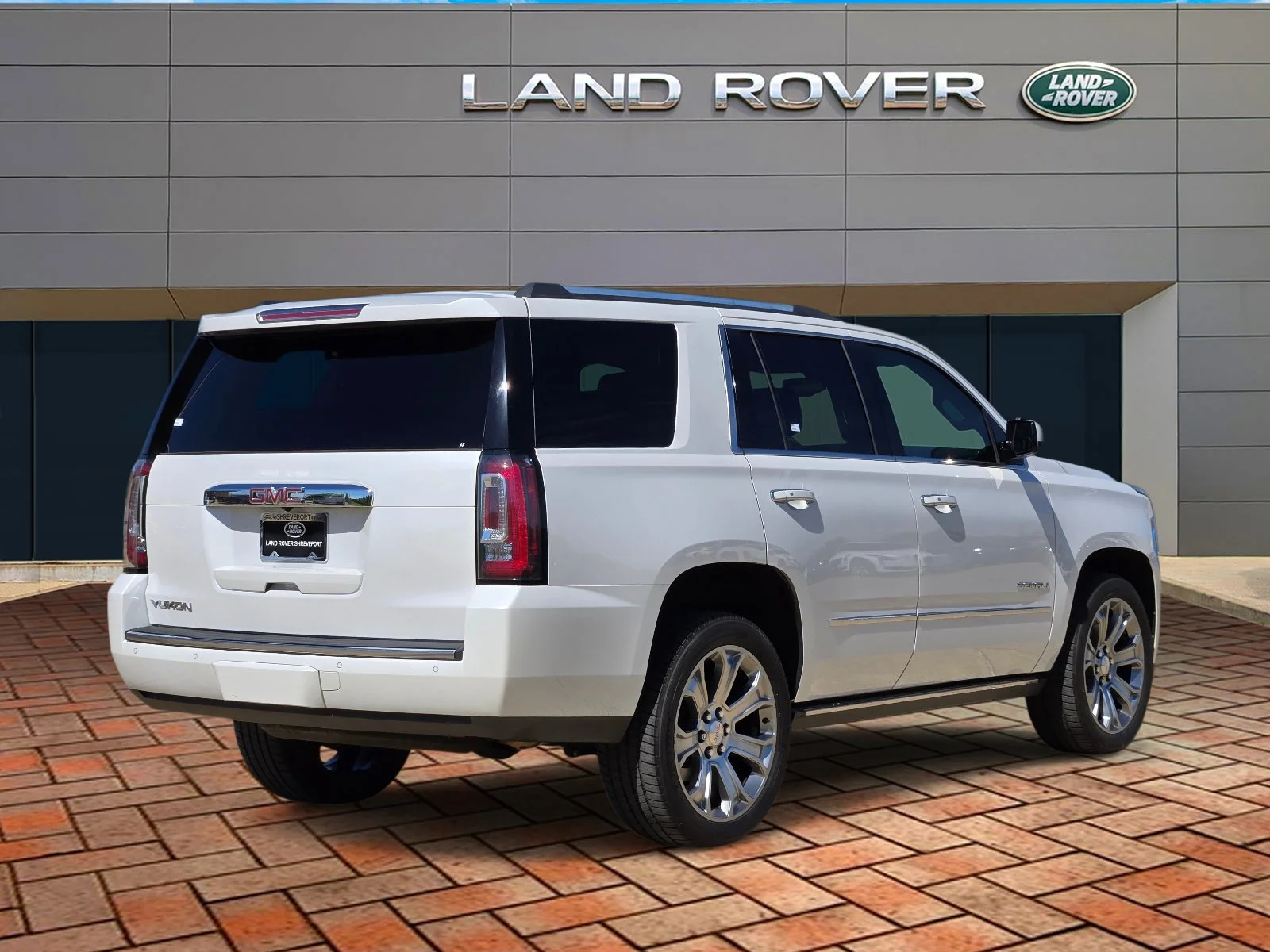 Used 2017 White Frost Tricoat GMC Denali image 4