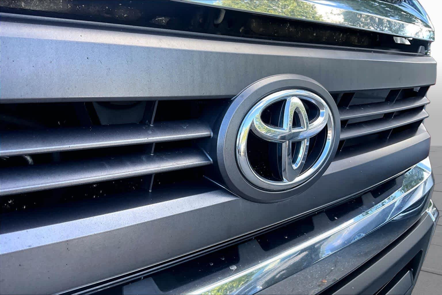 Used 2015 Super White Toyota SR5 image 27