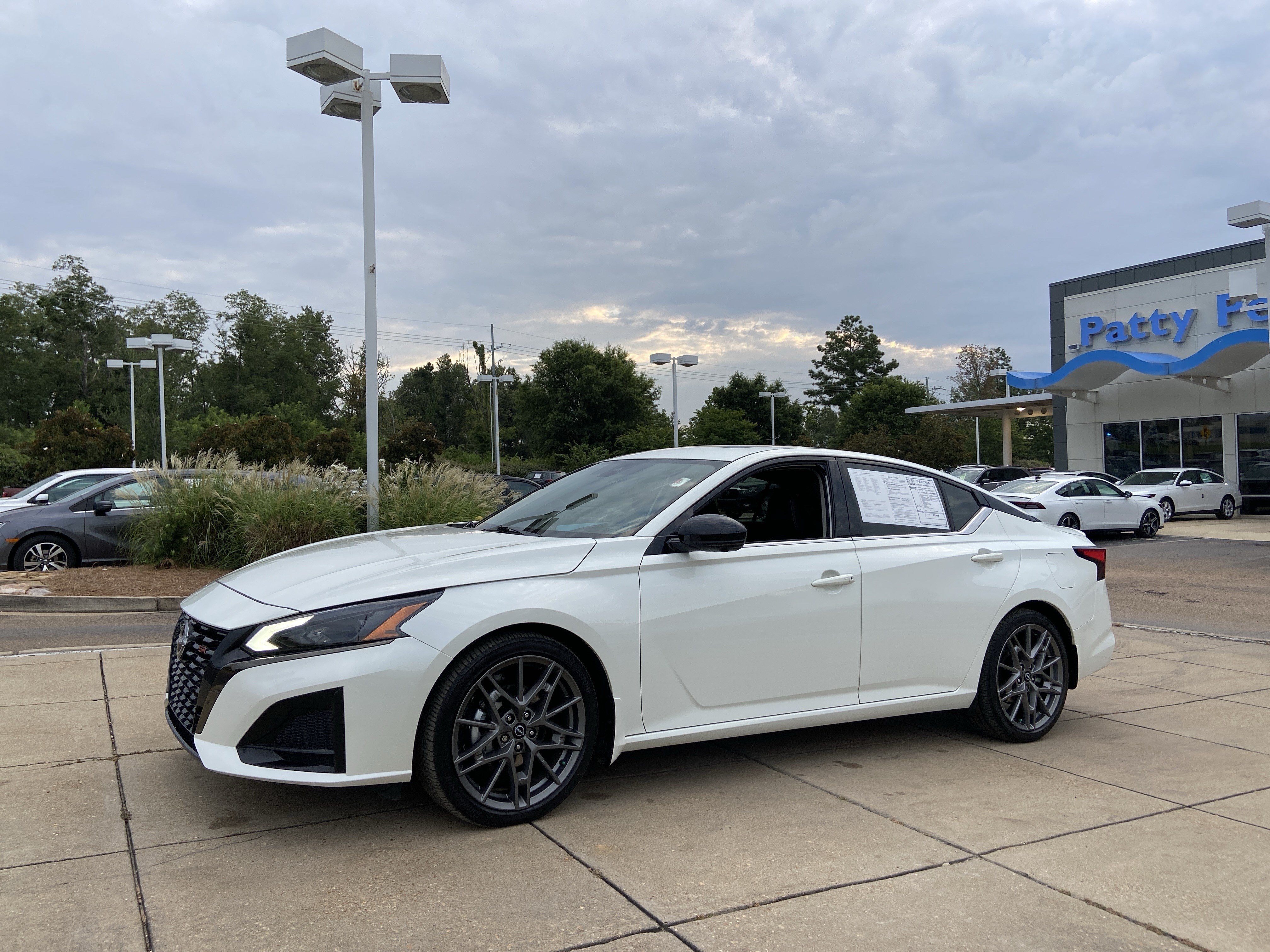 Used 2023 Pearl White Tricoat Nissan 2.0 SR image 6