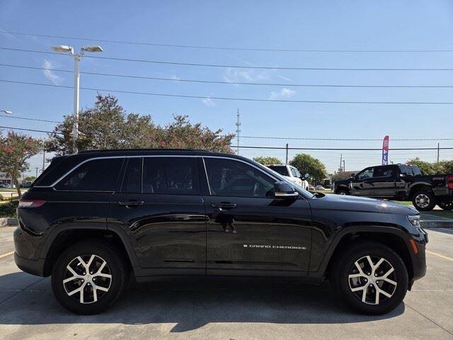 Used 2024 Diamond Black Crystal Pearlcoat Jeep Limited image 6