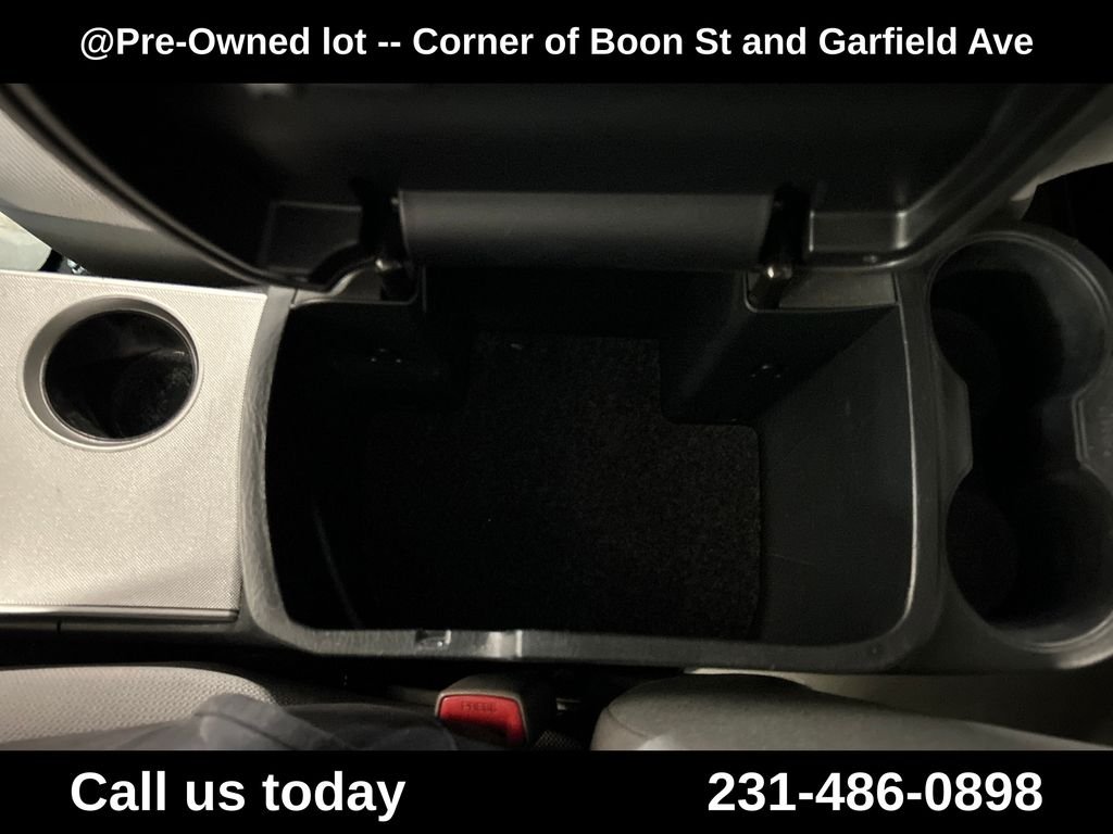 Used 2013 Green Toyota Base image 27