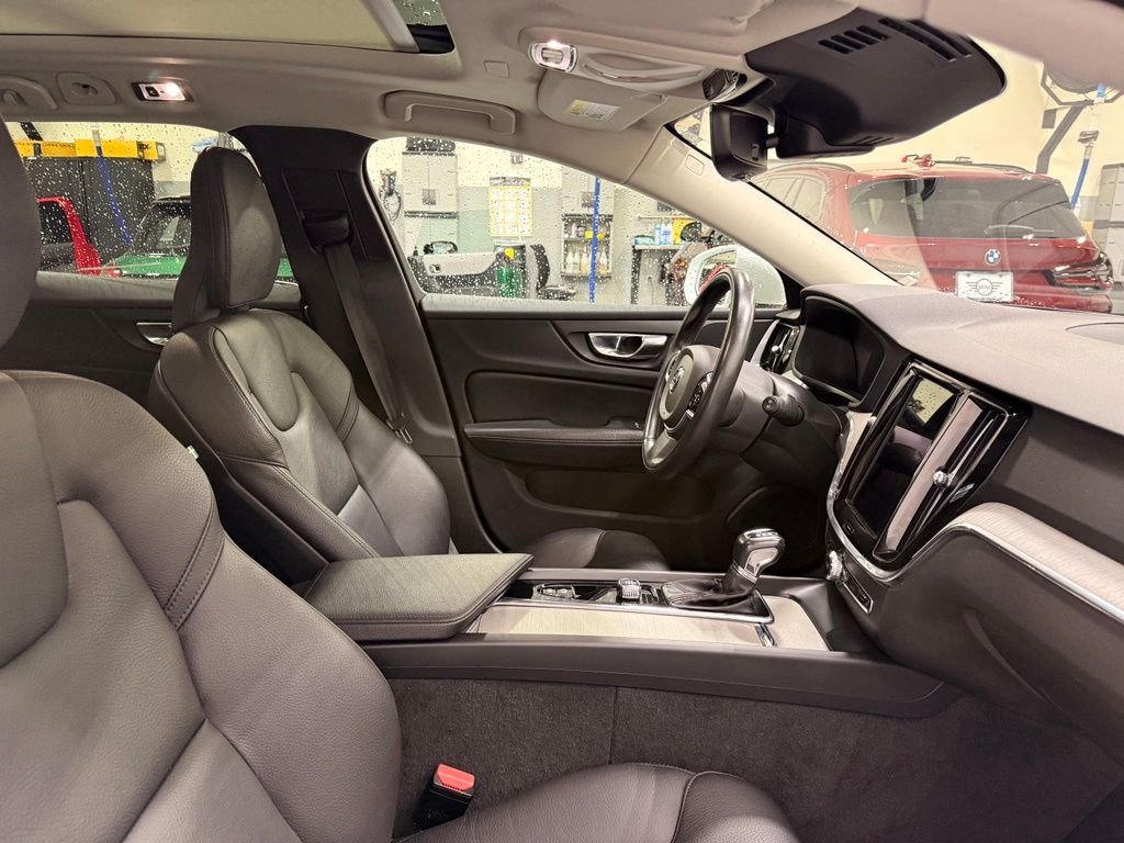 Used 2022 White Volvo  image 29