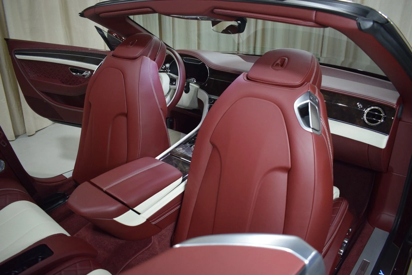 Used 2021 Red Bentley  image 22