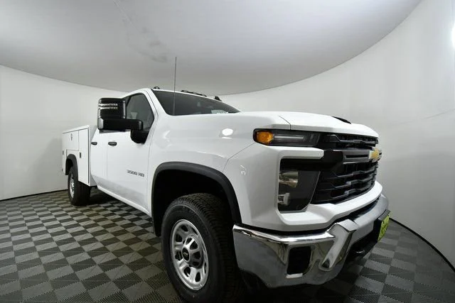 New 2026 Summit White Chevrolet WT image 8
