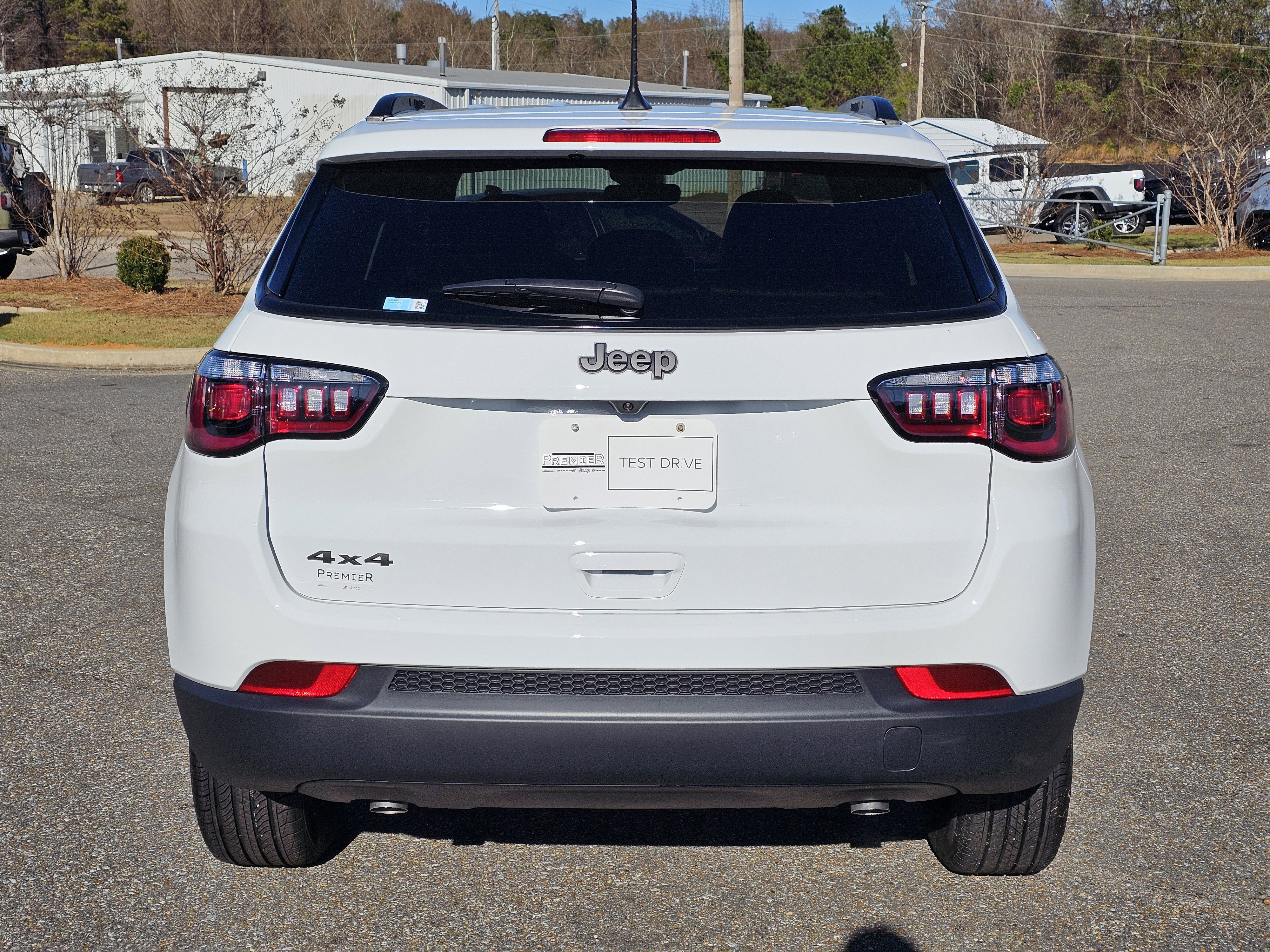 New 2026 Bright White Clearcoat Jeep Latitude Altitude image 10