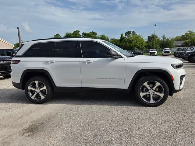 New 2026 Bright White Clear-Coat Exterior Paint Jeep Limited image 9
