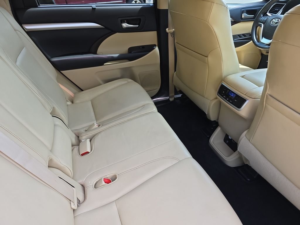 Used 2015 Red Toyota XLE V6 image 17