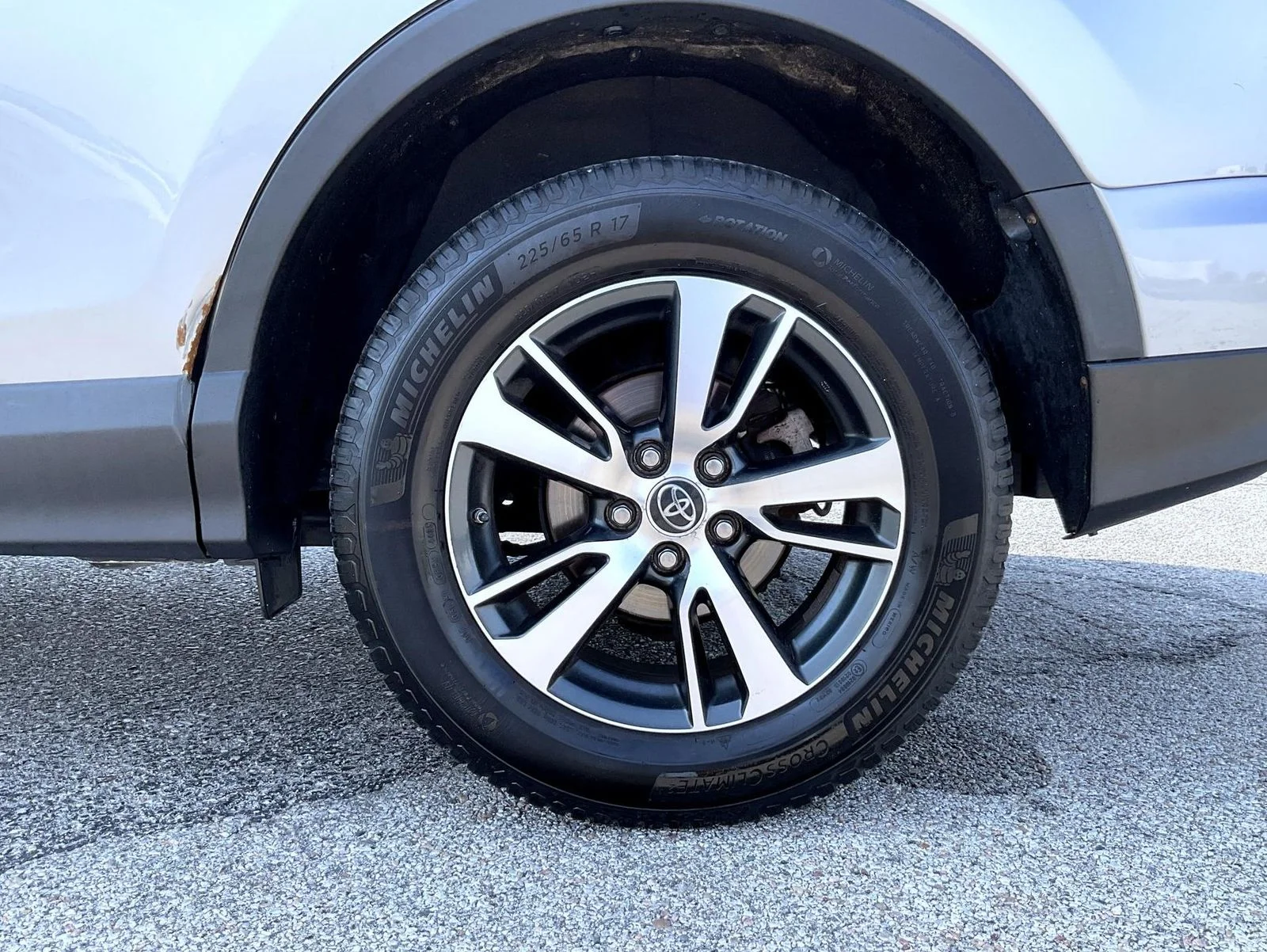Used 2018 Silver Toyota XLE image 22