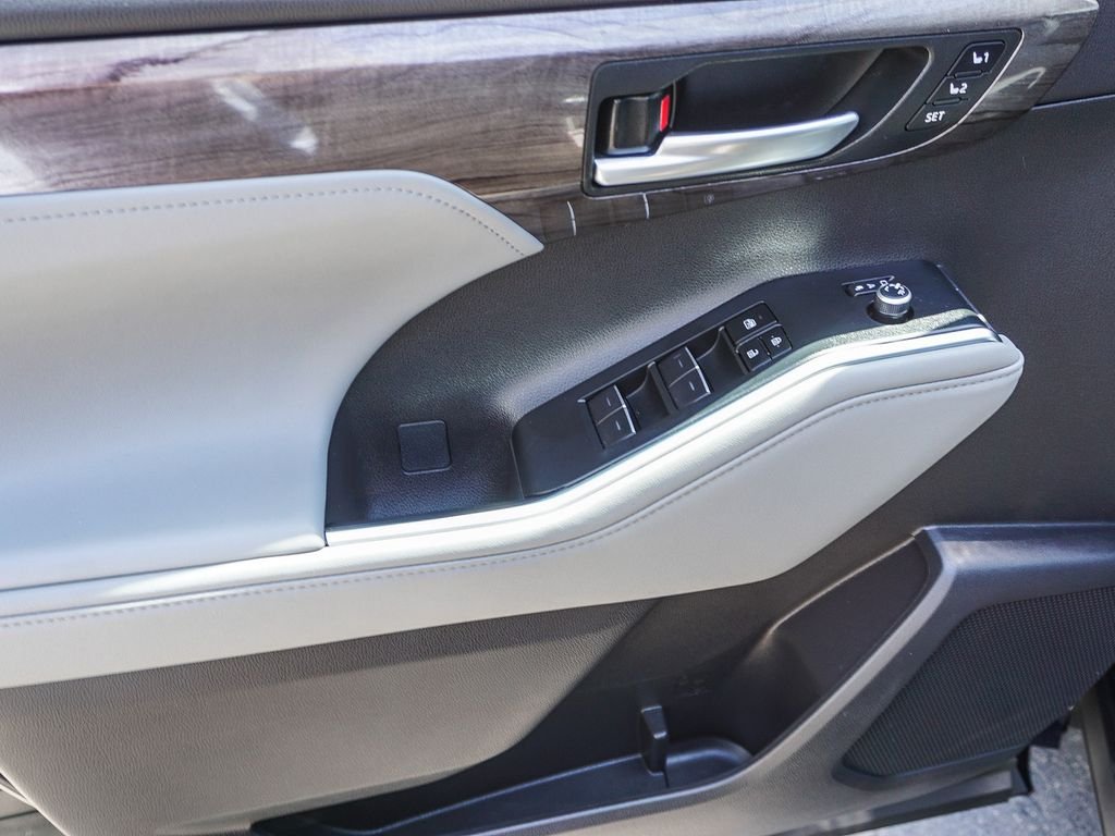 Used 2024  Toyota Limited image 18