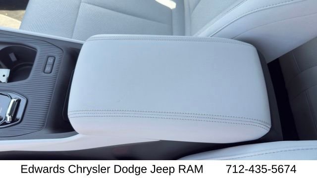 New 2026 Diamond Black Crystal Pearlcoat Jeep Laredo image 19