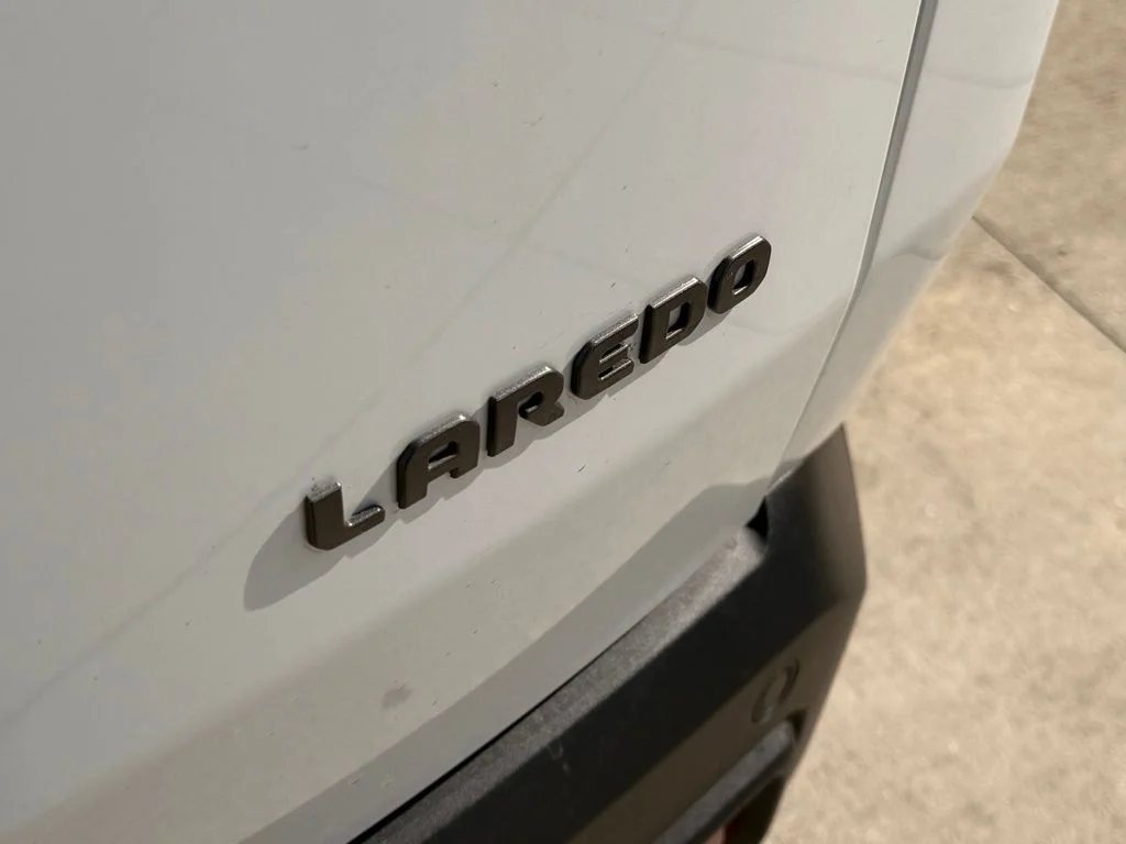 New 2026 Bright White Clear-Coat Exterior Paint Jeep Laredo image 34