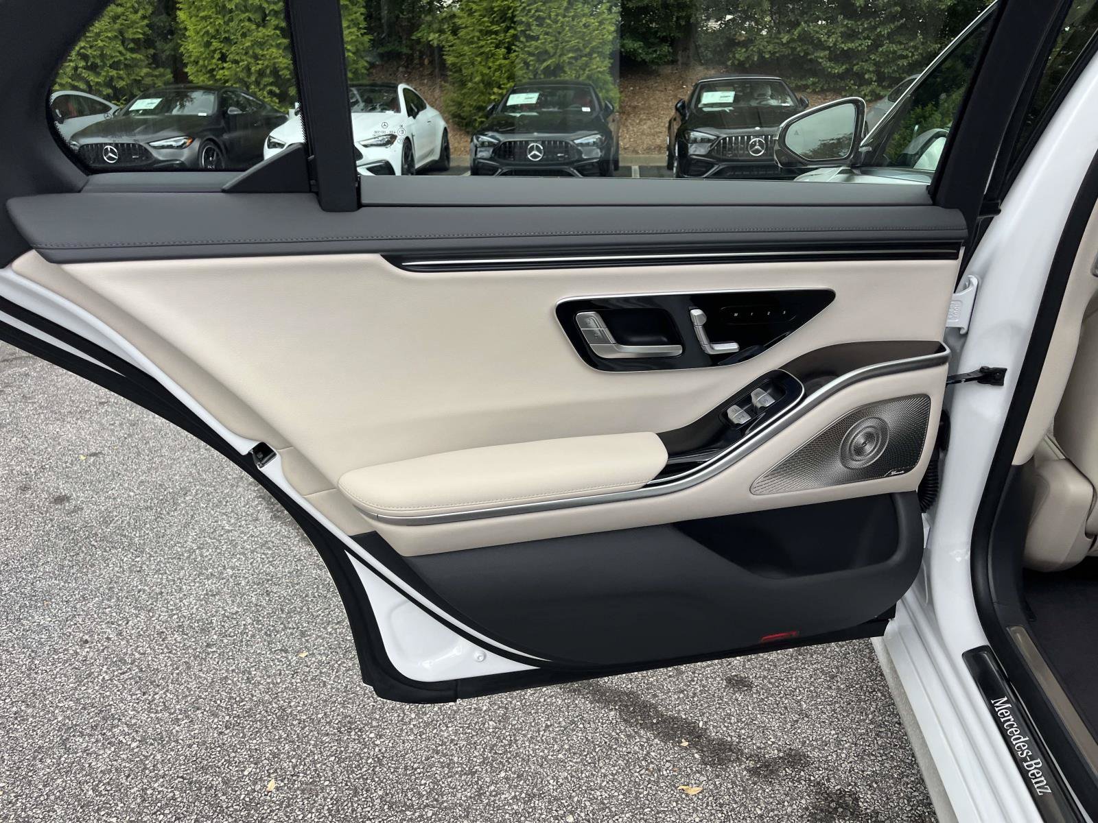 New 2027 MANUFAKTUR Moonlight White Metallic Mercedes-Benz S 500 4MATIC® Sedan image 37
