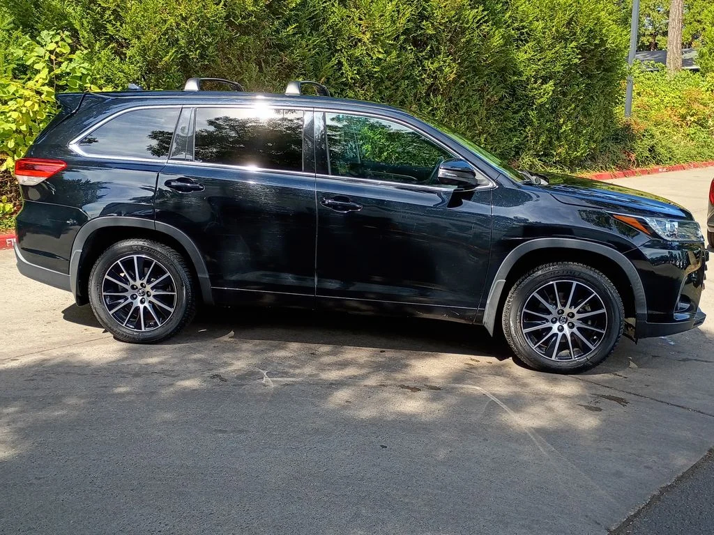 Used 2017 Midnight Black Metallic Toyota SE image 3