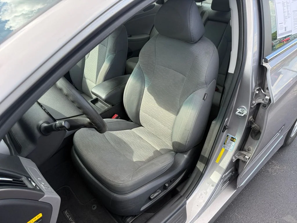 Used 2012 Hyper Silver Metallic Hyundai Base image 16