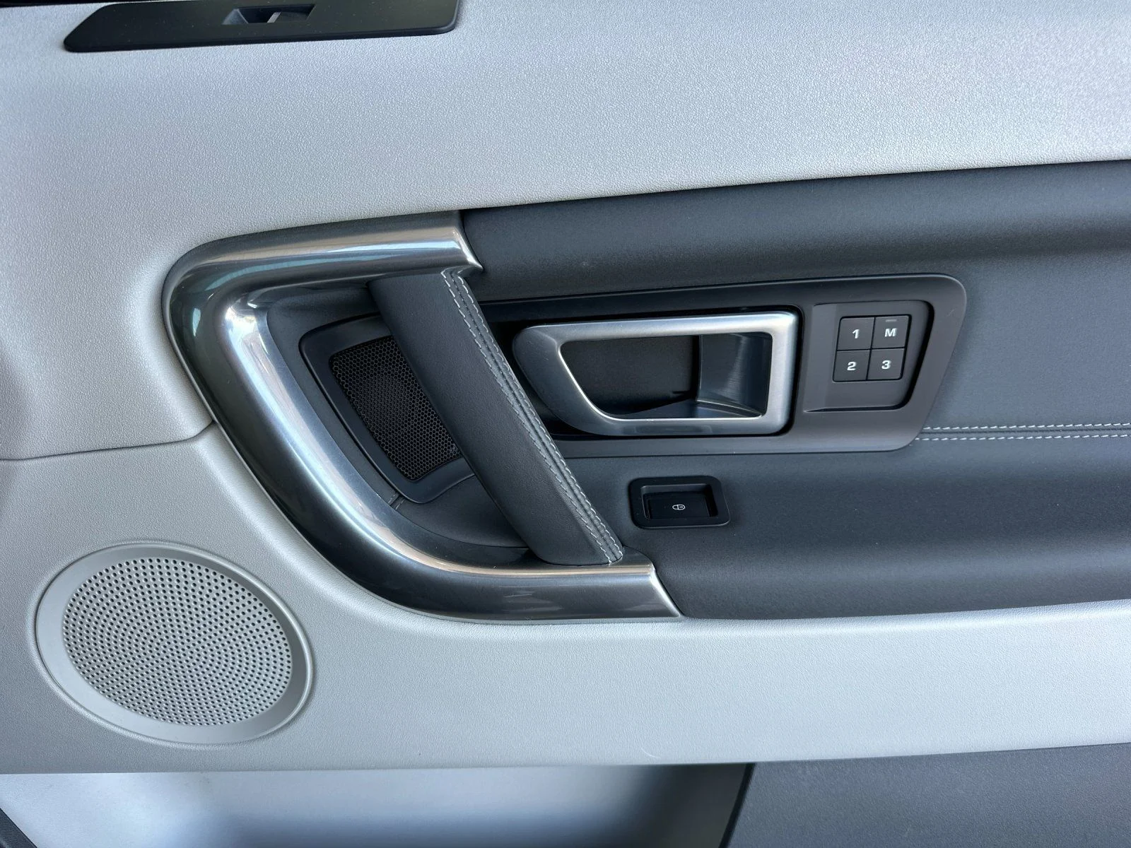 Used 2018  Land Rover HSE image 19