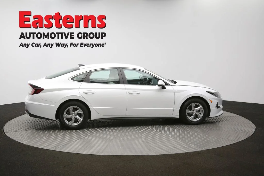 Used 2022 White Hyundai SE image 40